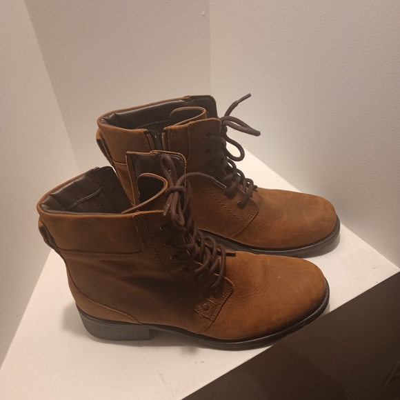 Clarks lace up with zipper on the side boots - Picture 5 of 5